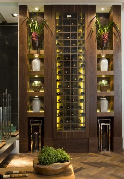 adega climatizada de vinho planejada sob medida de madeira vidro e led