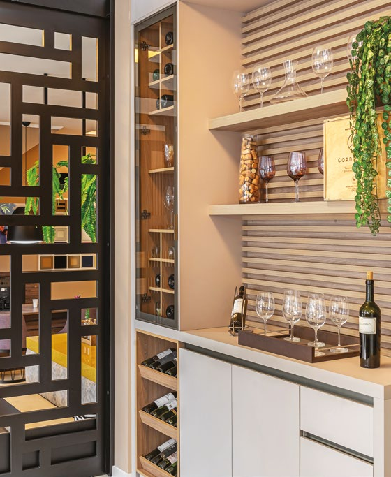 adega climatizada de vinho planejada com cozinha