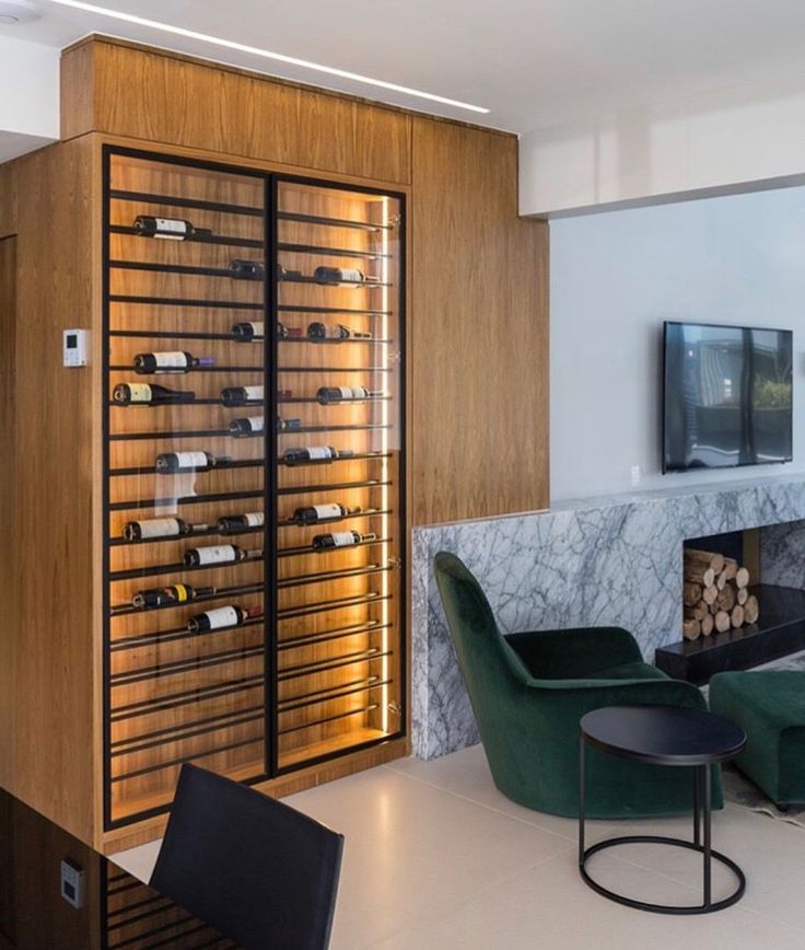 adega climatizada de vinho planejada sob medida de madeira vidro e led