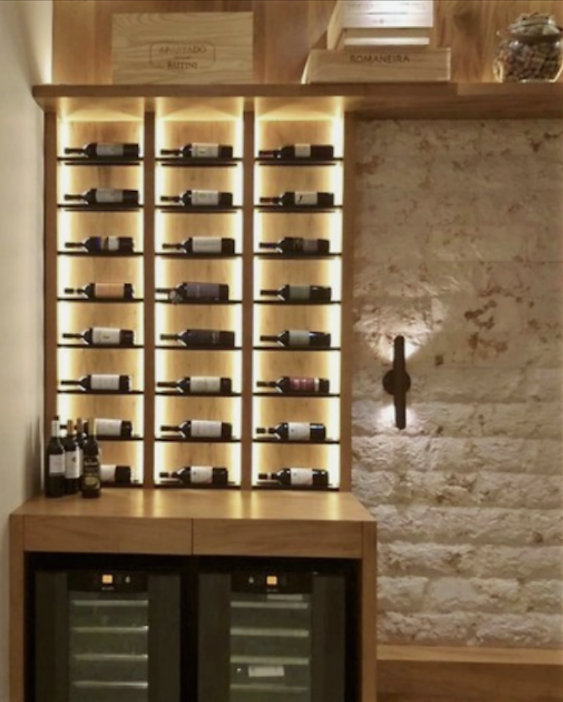 Adega climatizada de vinho sob medida com luzes led