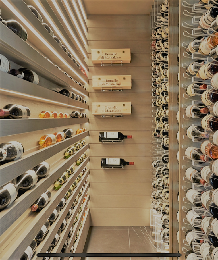 Ambiente Climatizado para adega de vinho em madeira e luzes de led