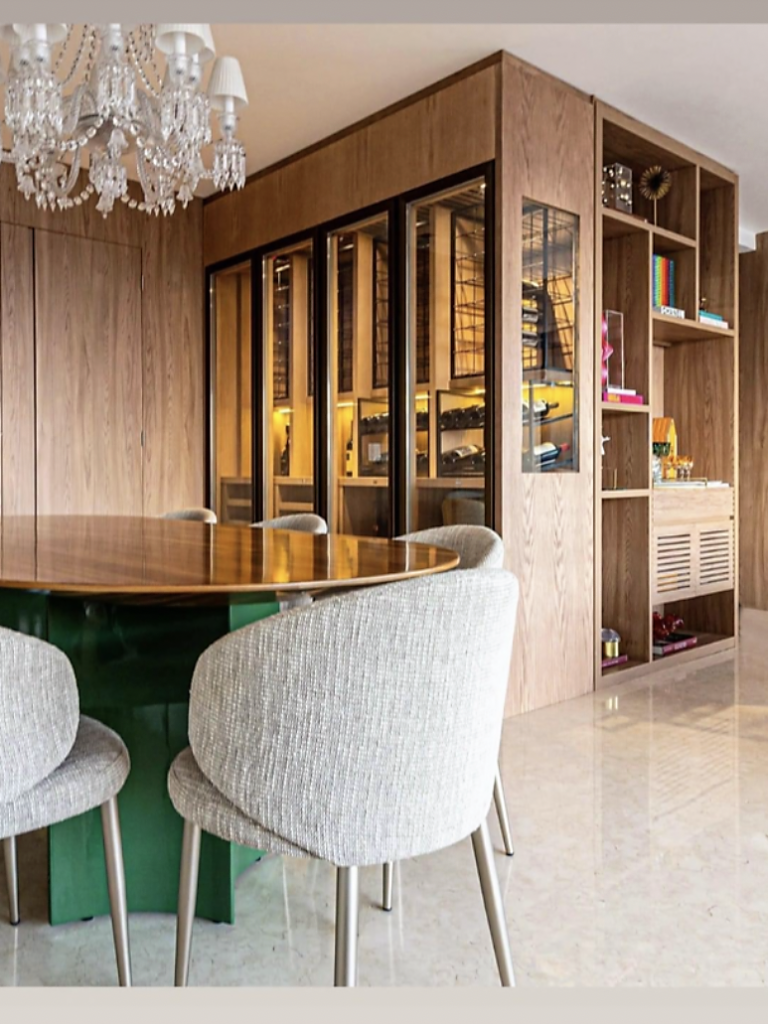 Adega climatizada de vinho planejada sob medida em madeira com luzes led